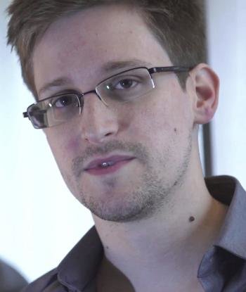 Fotograma de una grabación de vídeo  que muestra al exanalista de la CIA perseguido por la Justicia estadounidense, Edward Snowden, durante una entrevista en Hong kong previa a su huida a Rusia.   (Foto: EFE/The Guardian/Glenn Greenwald, Laura Poitra)