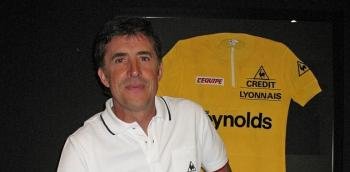 Pedro Delgado posa con el maillot amarillo de 'su' Tour de 1988. (Foto: EFE )