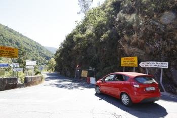 Un coche entra en la vía que va de Os Peares a Santo Estevo, cerrada por Iberdrola pero  con la valla de cierre retirada. (Foto: Xesús Fariñas)