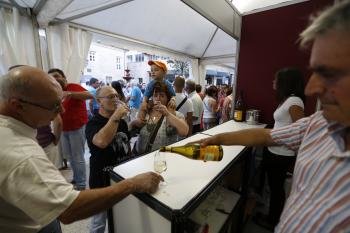 Bodegueros y amantes del vino abarrotaron la plaza y realizaron las primeras degustaciones. (Foto: Xesús Fariñas)