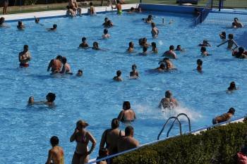 Bañistas en las piscinas de Oira, elegidas por muchos ourensanos para hacer frente al calor. (Foto: XESÚS FARIÑAS)
