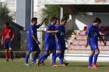 Los jugadores del Barbadás celebran uno de los tres goles que consiguieron en Verín. (Foto: XESÚS FARIÑAS)