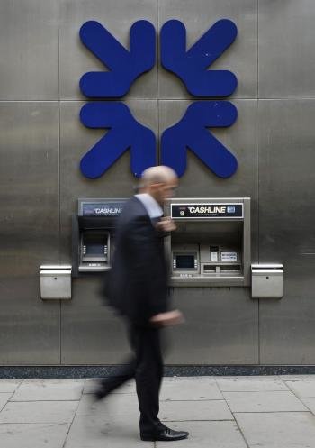 Un hombre pasa junto a una sucursal del Royal Bank of Scotland en Londres (Reino Unido). (Foto: EFE )
