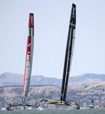 Los barcos Luna Rossa (izquierda) y Artemis (derecha) al comienzo de la cuarta regata de su semifinal en San Francisco, Califonia (Estados Unidos) (Foto: EFE )