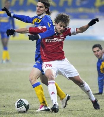 El mediocentro defensivo Wilk (izquierda), nuevo fichaje del Deportivo,  lucha por el balón aún con la elástica del Wisla. (Foto: EFE )