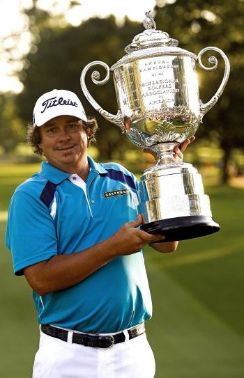 Jason Dufner levanta el 'Trofeo Wanamaker' que le acredita como ganador de la 95 edición del Campeonato de la PGA (Foto: EFE)
