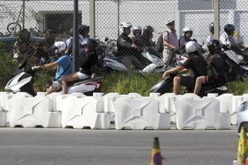 Un grupo de trabajadores en Gibraltar hace cola para cruzar la frontera. (Foto: M.D.)