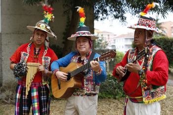 Javier Lizarraga, Gerardo antezana y Luis Ochoa portan sus instrumentos con la vestimenta típica. (Foto: Xesús Fariñas)