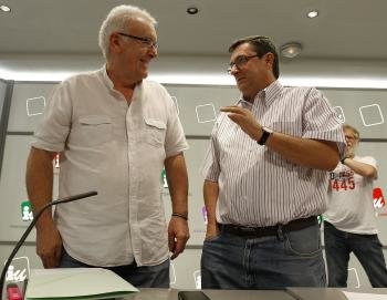 El portavoz parlamentario de Izquierda plural, José Luis Centella (derecha), concersa con Cayo Lara, coordinador federal de IU. (Foto: EFE )