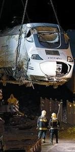Traslado delprimer vagón del Alvia siniestrado en Angrois. (Foto: EFE )