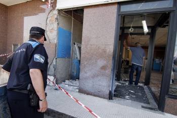La explosión causó importantes daños en el interior y en el exterior de la sucursal bancaria de Beade, que ayer permaneció cerrada. (Foto: J. V. LANDIN)
