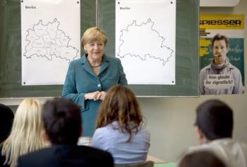 La canciller Angela Merkel habla a los alumnos durante su visita al Heinrich-Schliemann-Gymnasium. (Foto: ODD ANDERSEN.)
