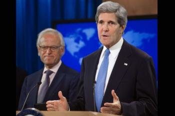 Martin Indyk (izq), que presidirá las negociaciones de paz palestino-israelíes, junto al secretario de Estado de EE.UU., John Kerry.  (Foto: EFE )