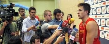 Xavi Rabaseda atiende a los medios. (Foto: EFE )