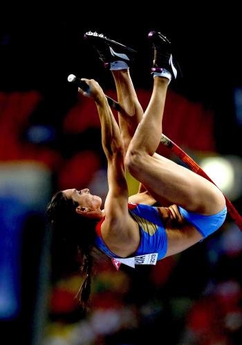 Yelena Isinbayeva en acción durante el salto que le dio el oro mundial en Moscú. (Foto: EFE)