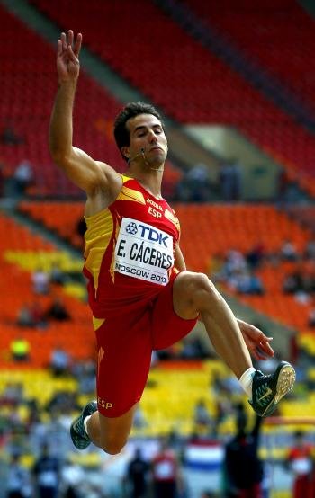El atleta español Eusebio Cáceres ejecuta su salto de calificación en el estadio Luzhnikí. (Foto: EFE )