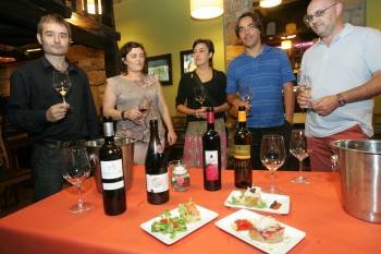 Los participante pudieron catar vinos y quesos con denominación de origen. (Foto: FOTOS: MARCOS ATRIO)