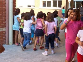Un grupo de niñas, en el primer día de un nuevo curso en las puertas del colegio