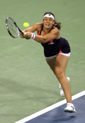 Marion Bartoli durante su último partido como profesional ante Simona Halep. (Foto: EFE )