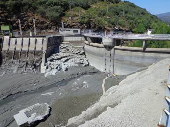 El río Casaio ofece un aspecto inusual estos días, debido a la limpieza de la presa de Casoio. (Foto: J.C.)