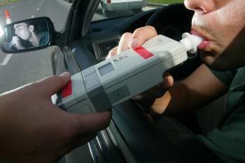 Un conductor realiza un test en el alcoholímetro, en un control de la Guardia Civil.
