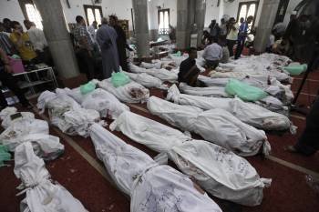 Los cadáveres se amontonan en el interior de la mezquita de Al Iman, en el este de El Cairo. (Foto: AHMED JOUSSEF)