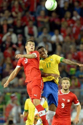 El brasileño Luiz Gustavo (derecha) disputa un balón al suizo Xhaka durante el amistoso disputado el 14 de agosto.  (Foto: EFE )