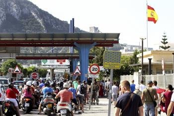 El tránsito por carretera en la frontera de Gibraltar se mantenía a mediodía con poca fluidez, con colas de vehículos que soportan esperas de hasta dos horas de duración. El 15 de agosto es un día laborable en el Peñón pero festivo en las poblaciones que 