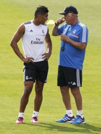 El entrenador del Real Madrid, el italiano Carlo Ancelotti, conversa con el centrocampista brasileño Carlos Henrique Casemiro, durante un entrenamiento del equipo. (Foto: EFE)