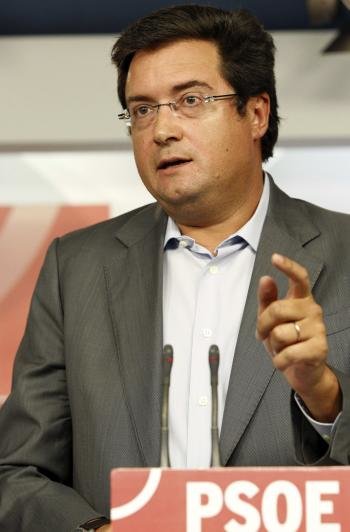 El secretario de Organización del PSOE, Óscar López, durante la rueda de prensa que ha ofrecido el día 14 en la sede socialista madrileña. (Foto: EFE )