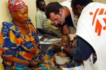 Fotografía de archivo fechada el pasado 17 de junio de 2003 que muestra a varios médicos de Médicos Sin Fronteras tratando a un niño en un hospital situado en el campo de refugiados de Bunia, Congo (Foto: EFE )