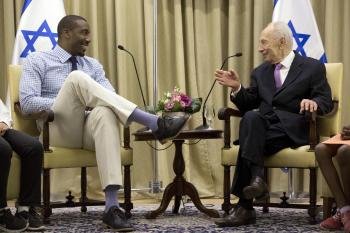 El presidente israelí, Simon Peres (derecha), durante la visita en julio del jugador de baloncesto Amar'e Stoudemire (Foto: EFE)