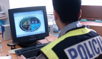 Un agente de la Policía Nacional inspecciona una página con contenido pedófilo.  (Foto: JUAN M. ESPINOSA)