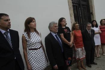Concejales de la oposición y del gobierno municipal, junto a Luis Bóveda (tercero por la derecha), en el acto de homenaje ante su monumento. (Foto: MIGUEL ÁNGEL)