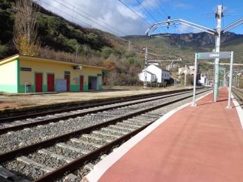 Andenes de la estación de tren de Covas, en el Concello de Rubiá. (Foto: J.C.)
