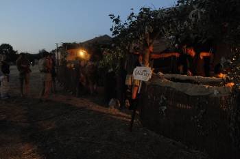 Los jóvenes comenzaban a llegar al campamento castrexo, al caer la noche. (Foto: MIGUEL ÁNGEL)