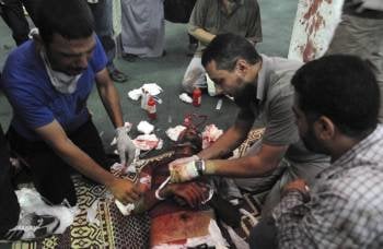 Los servicios médicos atienden a un herido durante la violenta represión en El Cairo. (Foto: AHMAD ASSADI)