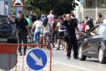 Un miembro de la Policia Nacional y un guardia civil dirigen el tráfico en la entrada a Gibraltar. (Foto: A.CARRASCO RAGEL)