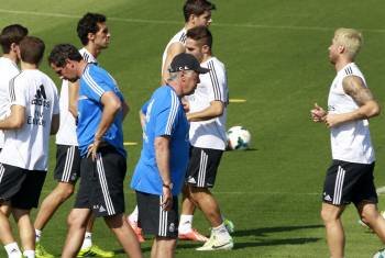 Carlo Ancelotti, ayer durante el entrenamiento en la Ciudad deportiva de Valdebebas. (Foto: CHEMA MOYA)