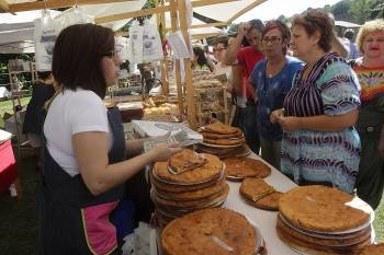 La venta de empanadas no cesó en todo el día en Allariz.