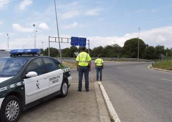 Dos agentes de la agrupación de Tráfico de la Guardia Civil, durante un control de carretera.