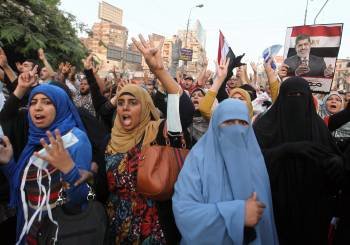 Un grupo de mujeres egipcias partidarias de Mursi, en El Cairo. (Foto: KHALED ELFIQI)