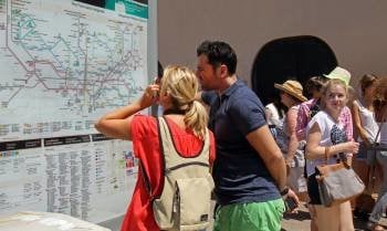 Un grupo de turistas en Barcelona consultando las líneas del metro. (Foto: TONI GARRIGA)