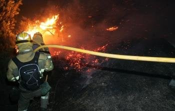 Equipos de extinción en el incendio de Queirugas (Foto: Marcos Atrio)