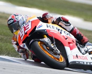 Marc Márquez toma una curva a derechas durante el Gran Premio de Indianápolis de MotoGP (Foto: EFE )