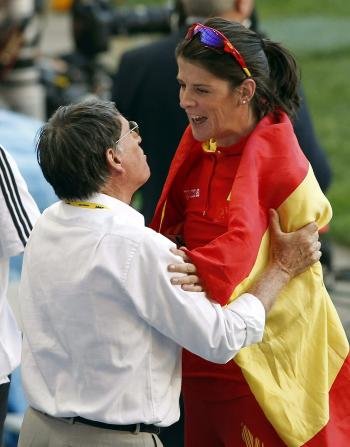 La saltadora española Ruth Beitia saluda al presidente de la Real Federación Española de Atletismo, José María Odriozola , tras conseguir la medalla de bronce en Moscú. (Foto: EFE)