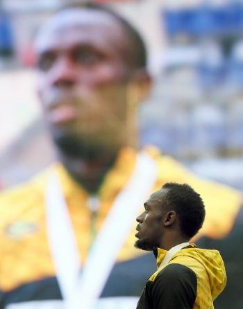 Usain Bolt escucha el himno nacional de Jamaica en el estadio Luzhnikí de Moscú. (Foto: EFE)