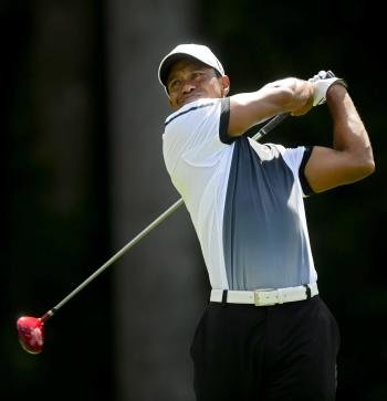 Tiger Woods sigue con la vista un golpe en el Campeonato de la PGA. (Foto: EFE)
