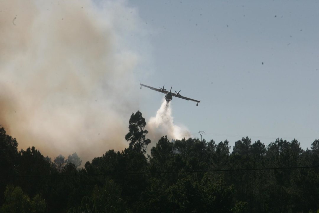 Un hidroavión descarga sobre el incendio de Vilamarín (Foto: Marcos Atrio)
