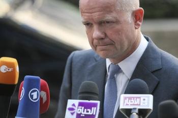 El secretario Asuntos Exteriores británico, William Hague, atiende a los medios. (Foto: EFE )